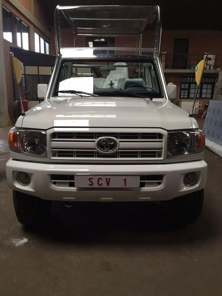 Toyosa presenta el Papamóvil que Francisco utilizará en La Paz