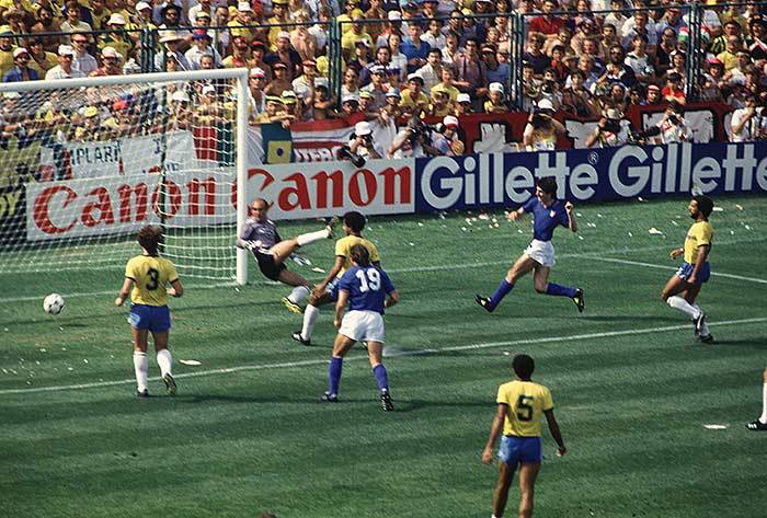 paolo-rossi-anota-un-tanto-con-italia-ante-brasil-en-sarria-en-1982.jpg